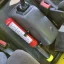 Instalace FSS 100 v odtahovém voze - samolepka s návodem k obsluze je velká tak, aby šla nalepit na horní kryt hasicího přístroje.