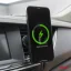 Magnetický držák telefonu s indukčním Qi nabíjením - s háčkem do mřížky ventilace