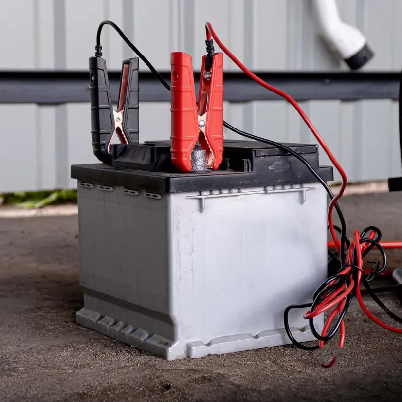 Nabíječka autobaterií digitální 12V (25A) a 24V (12A) s funkcí Boost – pohled 7