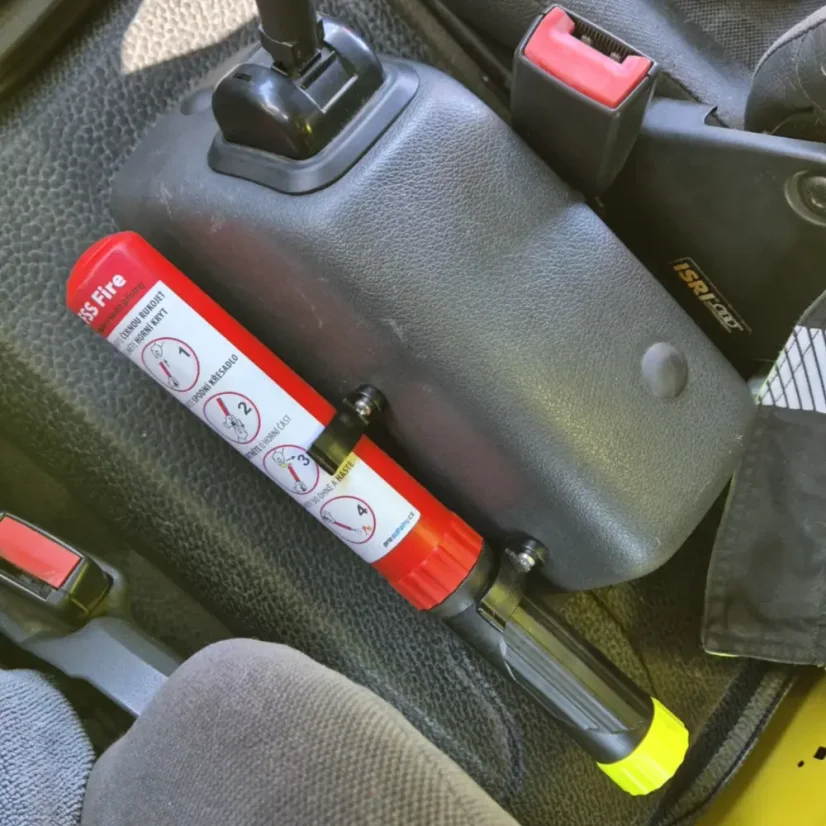 Instalace FSS 100 v odtahovém voze - samolepka s návodem k obsluze je velká tak, aby šla nalepit na horní kryt hasicího přístroje.