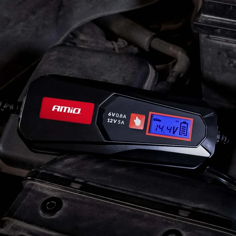 Digitální nabíječka autobaterií AMIO 04522 5A 6/12V v akci