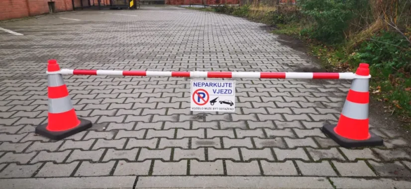 Zábrana mezi kužely červeno bílá